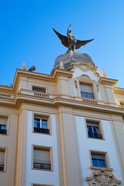 Güneşli bir günde kubbede Phoenix kuşu olan Murcia 'da güzel bir bina.