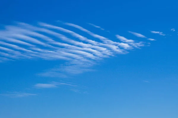Δραματικό Γαλάζιο Ουρανό Τοπίο Μικρό Θολό Σύννεφο — Φωτογραφία Αρχείου