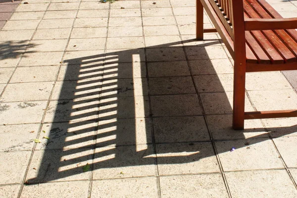 Samotna Drewniana Ławka Dla Ludzi Siedzenia Odpoczynku — Zdjęcie stockowe