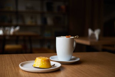 Çay ve tatlılar masada sıcak renklerde.