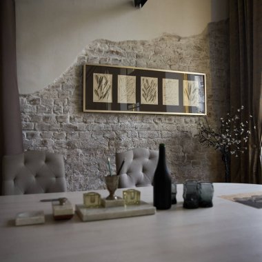 Masa ve resimlerle dolu parlak bir iç mekan