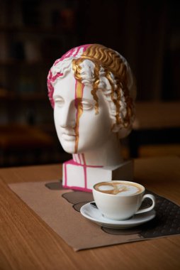 Kitaplı depo rafı. 