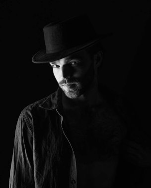 Siyah bir anahtardaki erkek portresi. Yüksek kalite fotoğraf