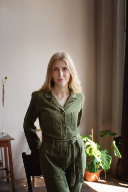 Stüdyodaki kız yumuşak ışıkta. Yüksek kalite fotoğraf