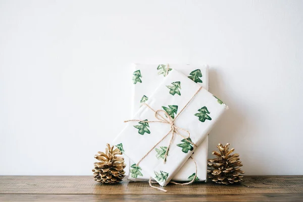 Újévi Ajándék Ünnepi Papírba Van Csomagolva Akvarellszínű Karácsonyfákkal Egy Asztalon Jogdíjmentes Stock Fotók