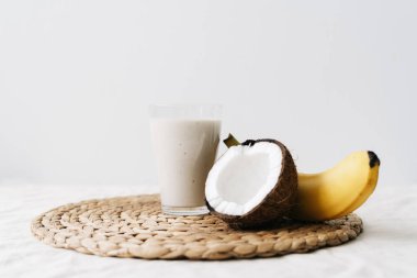 Muzdan yapılmış beyaz sağlıklı meyve püresi ve cam bardakta taze hindistan cevizi. Sağlıklı kahvaltı, sağlıklı yaşam tarzı. Yüksek kalite fotoğraf