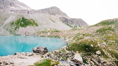 Kafkasya Dağları 'nda geniş mavi bir dağ gölü olan manzara. Göl manzaralı. İnsansız hava aracı