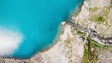 Kafkasya Dağları 'nda geniş mavi bir dağ gölü olan manzara. Göl manzaralı. İnsansız hava aracı
