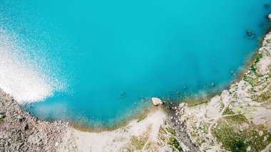 Kafkasya Dağları 'nda geniş mavi bir dağ gölü olan manzara. Göl manzaralı. İnsansız hava aracı
