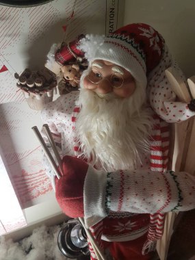 Alternatif elbisesi kırmızı ve beyaz olan Noel Baba bebeği. Noel Baba 'nın Xmas kuklası