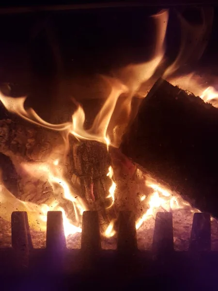 Stämme Und Flammen Auf Dem Kamin — Stockfoto