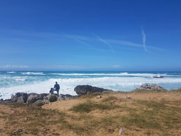 Paar Voor Zee Kijkend Naar Golven — Stockfoto