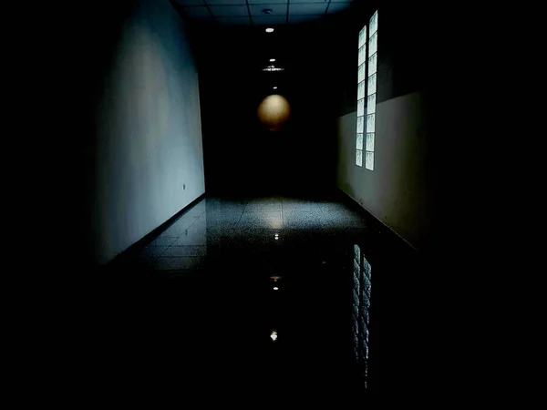 Beyaz Duvarlı Karanlık Bir Koridorda Büyük Bir Pencere — Stok fotoğraf