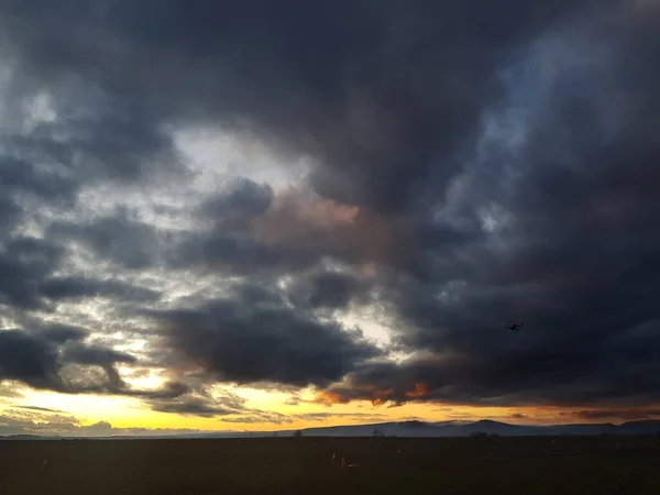 Drone Volant Coucher Soleil Par Une Journée Nuageuse Dans Aérodrome — Photo