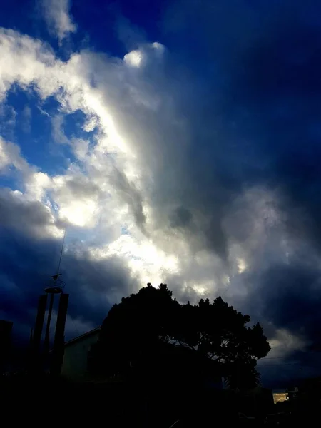 Δέντρο Και Οικοδόμηση Σιλουέτες Μια Καταιγίδα Σύννεφα Τον Ήλιο Αυξάνεται — Φωτογραφία Αρχείου