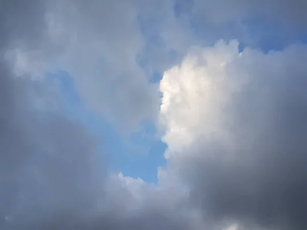 Фон Хмарами Блакитному Небі — стокове фото
