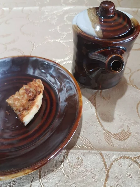 黄金のテーブルクロスに日本茶と日本料理とプレートとポット — ストック写真