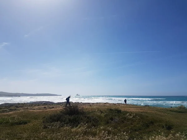 晴れた日に海の前を歩いている二人 — ストック写真