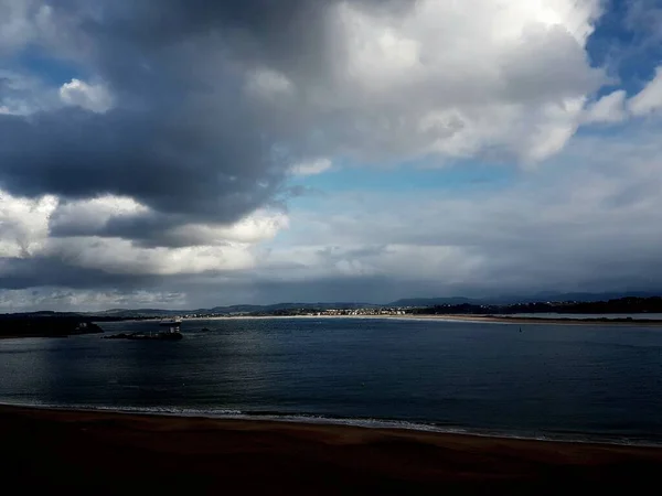 Santander Baai Spanje Met Een Vrachtschip Baai Somo Stad Puntal — Stockfoto