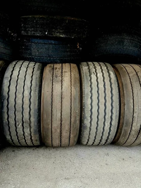 Diferentes Tipos Pneus Antigos Armazenados Rodas Carro Para Reciclar — Fotografia de Stock