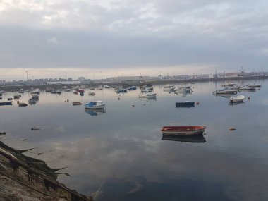 Bulutlu bir günde pek çok gemi rıhtıma yanaştı