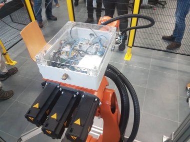 Elektromekanik laboratuarındaki bir hapishanede 6 eksenli robot kolu. 6 derecelik özgürlük robot kolu. Turuncu robot kolu. Güvenlik hapishanesinde robot kolu. Kontrol kutusu ve servo