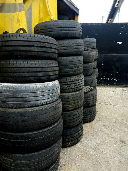 Diferentes Tipos Neumáticos Viejos Almacenados Coche Ruedas Para Reciclar — Foto de Stock