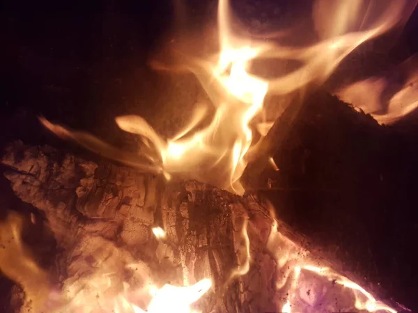 Κομμάτια Και Φλόγες Στο Τζάκι — Φωτογραφία Αρχείου