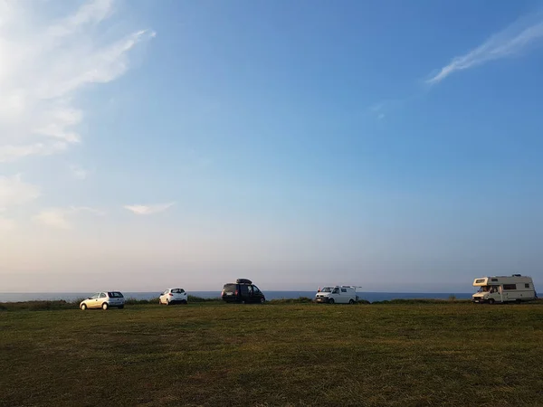 Cinco Coches Caravanas Frente Mar Con Espacio Para Copias Fondo — Foto de Stock