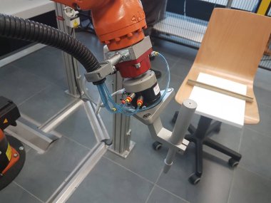 Elektromekanik laboratuarındaki bir hapishanede 6 eksenli robot kolu. 6 derecelik özgürlük robot kolu. Turuncu robot kolu. Güvenlik hapishanesinde robot kolu. Robot kolun işaret aracı.