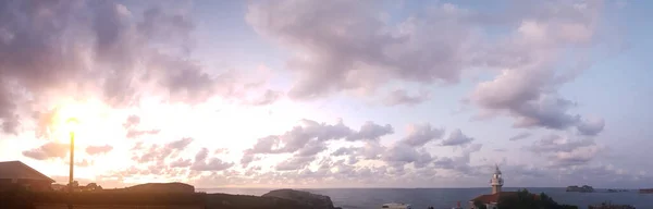大きな嵐の後 スペインのカンタブリア州のサンスで日没の灯台 カンタブリコ海の曇った空 カンタブリア海岸 — ストック写真