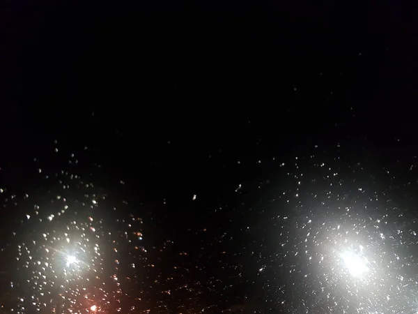 Chuva Cai Luzes Rua Céu Negro — Fotografia de Stock