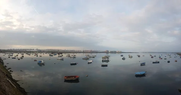 Muchos Barcos Atracados Día Nublado —  Fotos de Stock