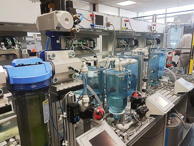 Elektromekanik laboratuarı ve çıkarılmış alüminyum bir taşıyıcı bant. Hidrolikler ve pnömatik sistemler.