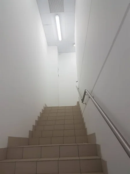 Lantai Atas Dengan Pagar Baja Stainless Koridor Dengan Dinding Putih — Stok Foto