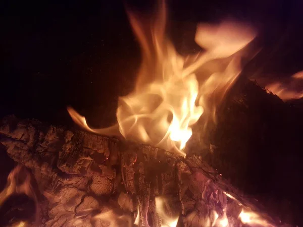 暖炉の上のトランクと炎 — ストック写真
