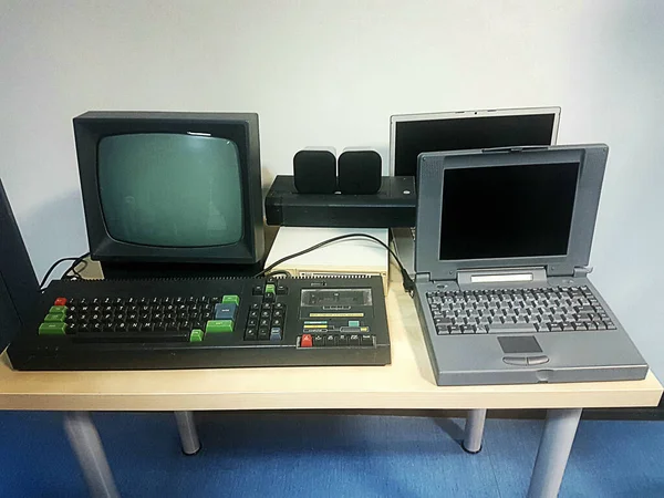 Alte Computer Auf Einem Tisch Retrocomputermodelle Laptop Und Kassettencomputer Stockfoto