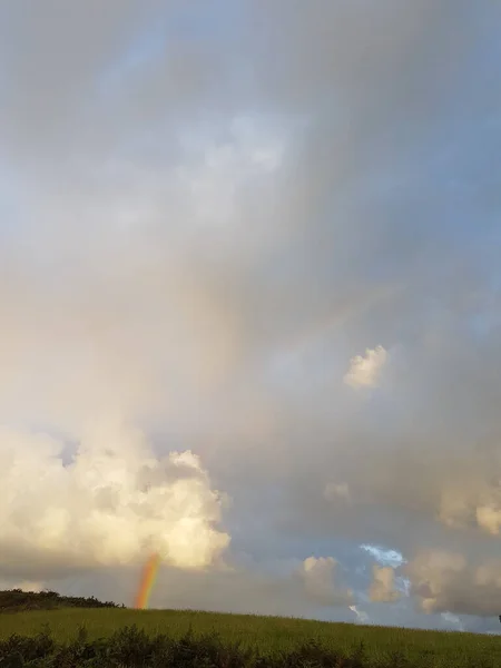 Arcobaleno Che Attraversa Cielo Nuvoloso Dal Prato — Foto Stock