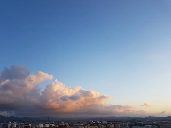 Grandi Nuvole Tramonto Nel Cielo Blu Sopra Città Montagne All — Foto Stock