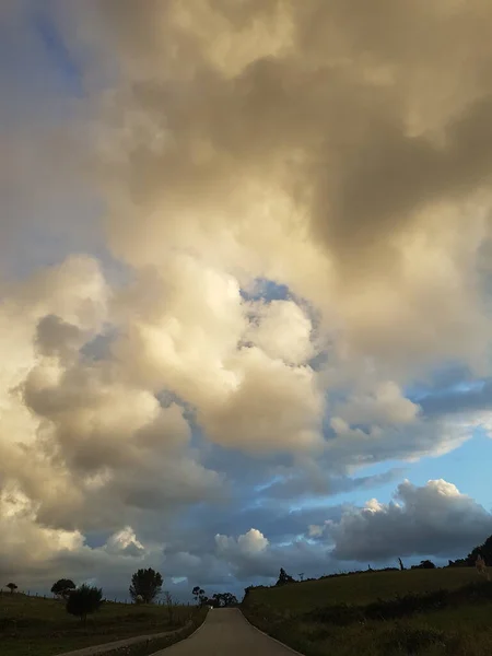 Estrada Rural Para Horizonte Dia Nublado Após Tempestade Céu Nublado — Fotografia de Stock