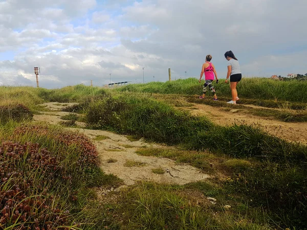 Volwassen Vrouw Jong Meisje Lopen Door Baan Weilanden Dragen Sportkleding — Stockfoto