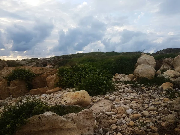 Manusia Siluet Cakrawala Atas Bukit Berbatu Dan Berdaun Hari Berawan — Stok Foto