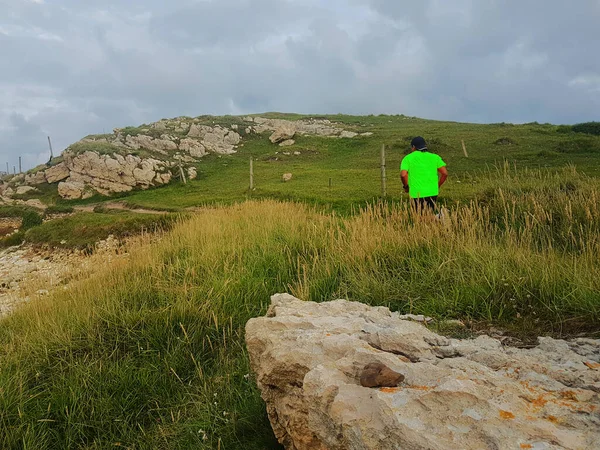 Man Met Fluorescerend Groen Shirt Pet Pulsometer Rennend Een Zandpad — Stockfoto