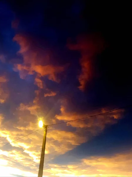 Céu Colorido Pôr Sol Uma Luz Rua Acesa — Fotografia de Stock