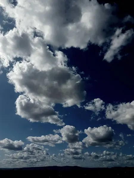 Céu Azul Com Grandes Nuvens Brancas Após Tempestade Com Montanhas — Fotografia de Stock