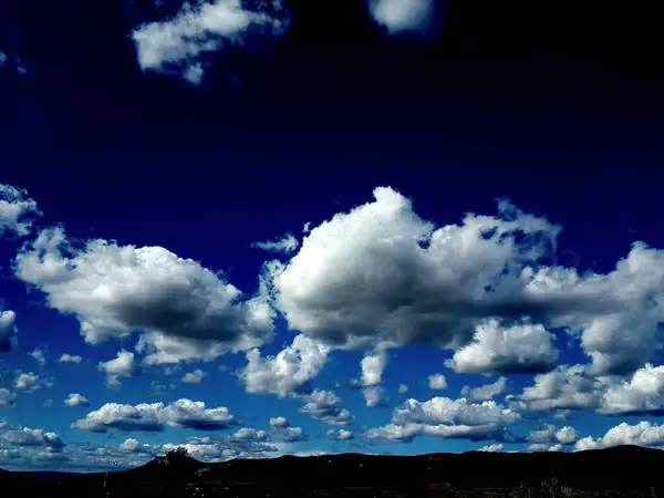 Μπλε Ουρανός Μεγάλα Άσπρα Σύννεφα Μετά Την Καταιγίδα Βουνά Στο — Φωτογραφία Αρχείου