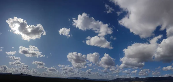 Ήλιος Πίσω Από Ένα Σύννεφο Ένα Συννεφιασμένο Ουρανό Μια Ηλιόλουστη — Φωτογραφία Αρχείου