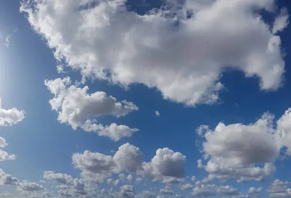 Μπλε Ουρανός Άσπρα Σύννεφα Χαμηλά Σύννεφα Μετά Την Καταιγίδα — Φωτογραφία Αρχείου