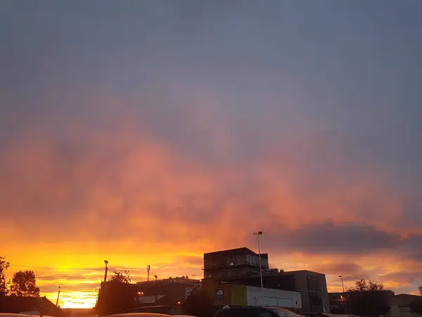 Sonnenaufgang Von Gelb Blau Einem Bewölkten Tag Mit Gebäudesilhouetten — Stockfoto