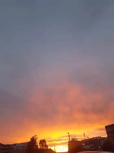 Sonnenaufgang Von Gelb Blau Einem Bewölkten Tag Mit Gebäudesilhouetten — Stockfoto